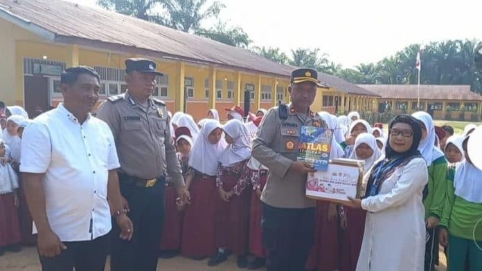 polres_padang_lawas_serahkan_bantuan_buku_ke_sekolah