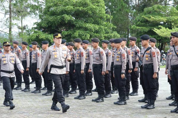 polres_pakpak_bharat_gelar_pasukan_pengamanan_pilkades_serentak