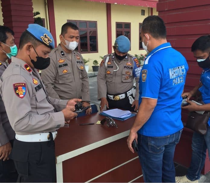 polres_pelabuhan_belawan_lakukan_pemeriksaan_senjata