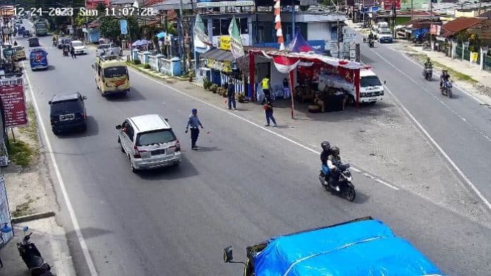 polres_pematang_siantar_pantau_arus_lalu_lintas_dari_cctv_kondisi_ramai_lancar