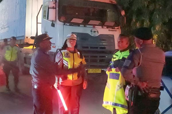 polres_polres_siantar_kerahkan_73_personel_untuk_amankan_jalur_truk_logistik_f1h2o