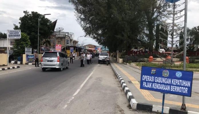 polres_samosir_bersama_bapendasu_razia_gabungan_untuk_kepatuhan_pajak_kendaraan_bermotor
