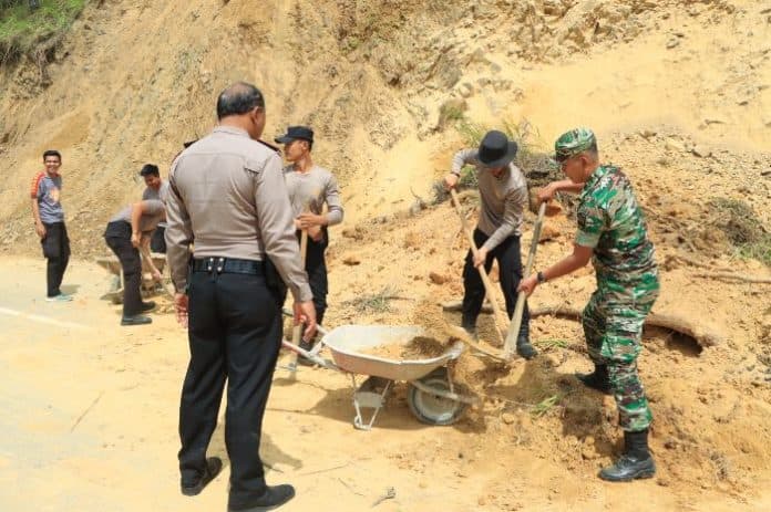 polres_samosir_bersama_koramil_harian_bersihkan_material_longsor