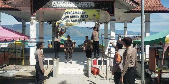 polres_samosir_bersihkan_baliho_banner_dan_spanduk_terkait_covid_19
