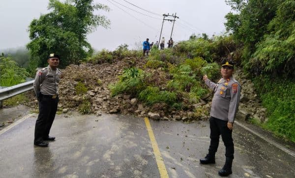 polres_samosir_cek_dan_bersihkan_material_di_empat_lokasi_longsor