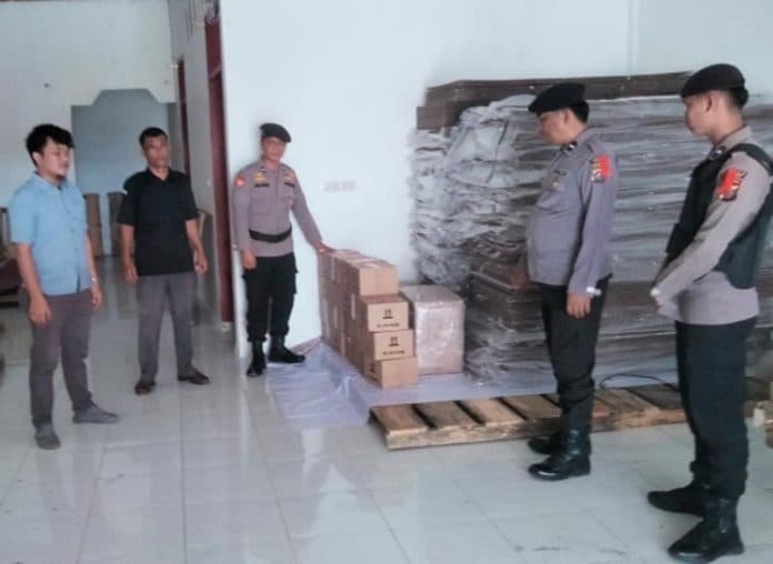 polres_samosir_kawal_logistik_pemilu_2024_ke_gudang_kpu