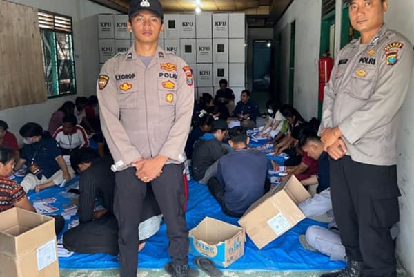 polres_samosir_kawal_pelipatan_kertas_surat_suara_pilkada_serentak_2024