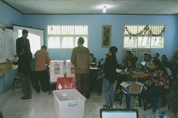 polres_samosir_kawal_proses_rekapitulasi_hasil_pemilu_2024_tingkat_kecamatan