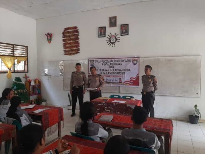 polres_samosir_penyuluhan_p4gn_di_sma_negeri_1_ronggur_nihuta