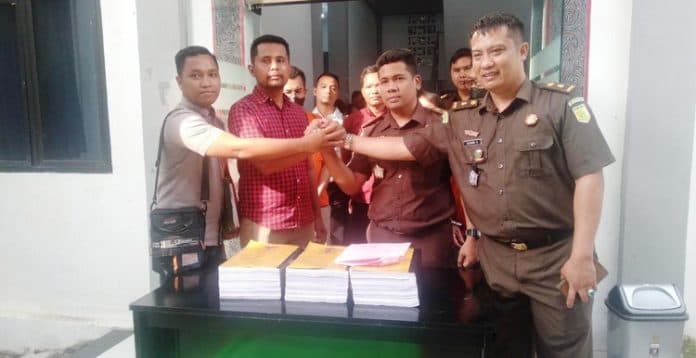 polres_samosir_serahkan_3_tersangka_dugaan_korupsi_dana_desa_ke_jaksa