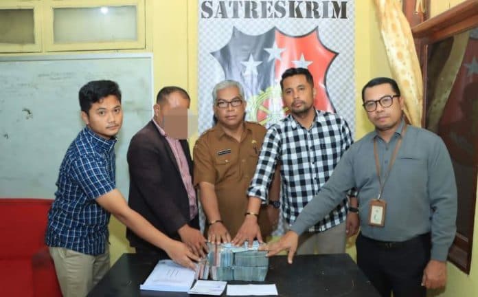 polres_samosir_terima_pengembalian_uang_kerugian_negara_dari_kades_pallombuan