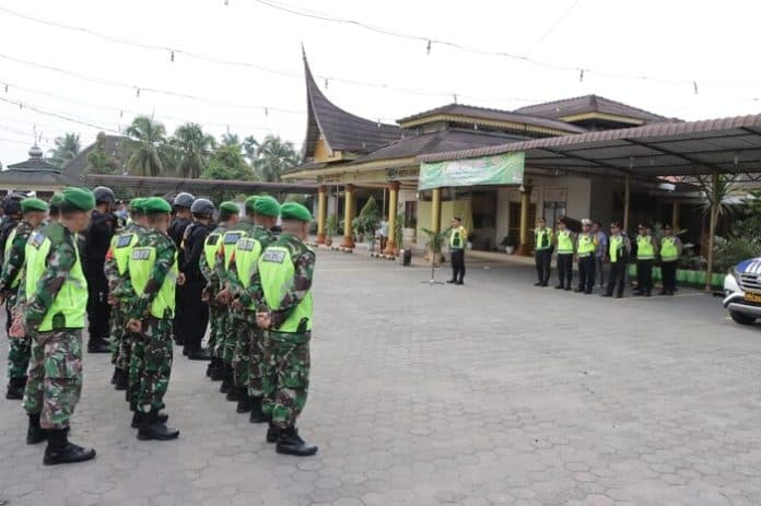 polres_sergai_gelar_apel_pengamanan_malam_takbir_tim_gabungan_disebar