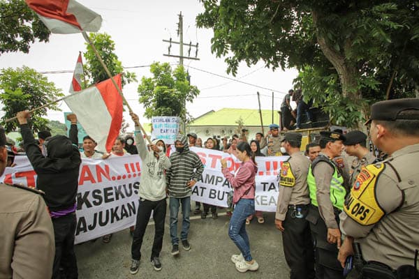 polres_sergai_kawal_unjuk_rasa_di_kantor_dprd_dan_pn_sei_rampah