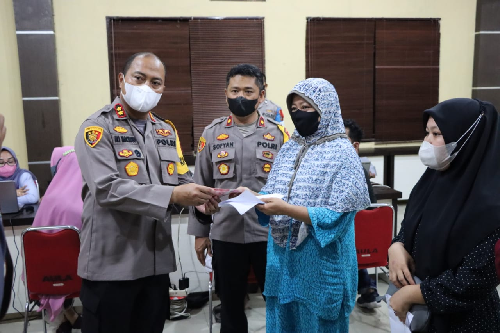 polres_sergai_salurkan_bantuan_tunai_ke_pkl_dan_warung