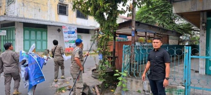 polres_siantar_amankan_pembersihan_apk_di_tiga_kecamatan
