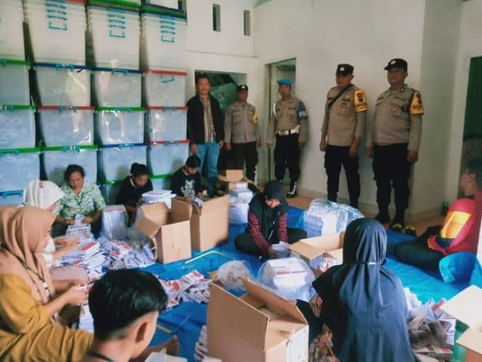 polres_siantar_awasi_pelipatan_surat_suara_di_gudang_kpu