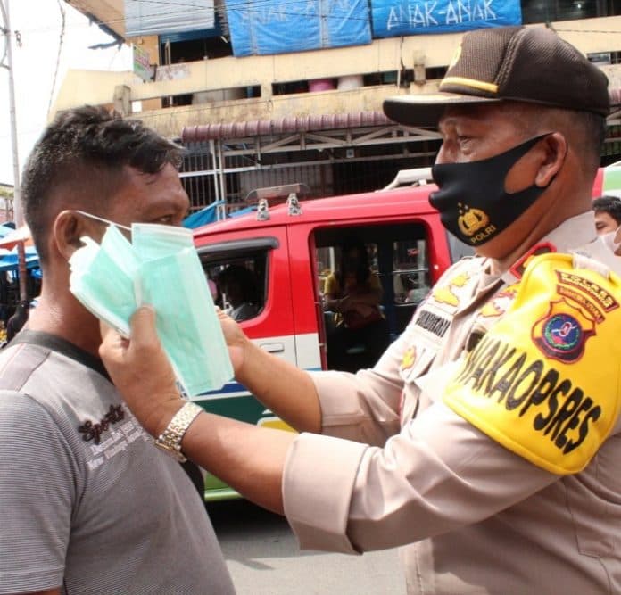 polres_siantar_bagi_masker_imbau_jaga_jarak_dan_tak_berkerumun