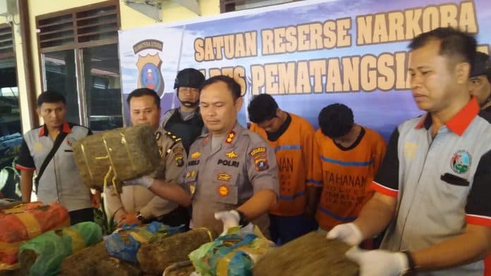 polres_siantar_gagalkan_peredaran_57_kg_ganja_satu_pelaku_ditembak_gudang_penyimpanan_di_karang_bangun