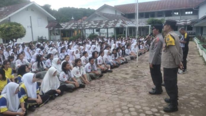polres_sibolga_berikan_motivasi_dan_edukasi_pada_pelajar