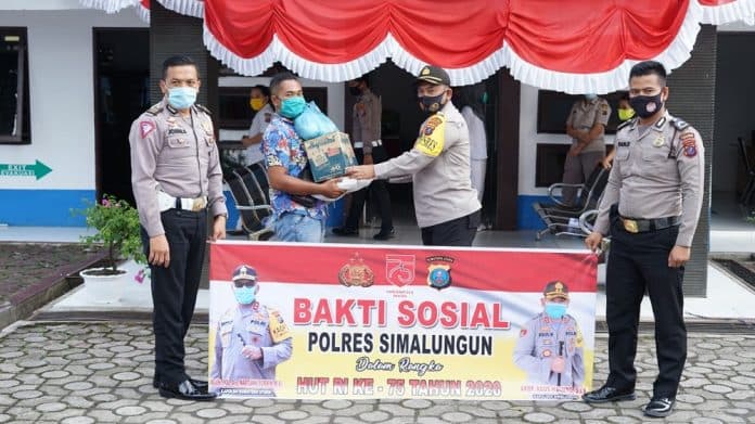 polres_simalungun_bagikan_500_paket_sembako_untuk_warga_kurang_mampu
