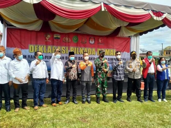 polres_simalungun_bersama_forkopimda_paslon_dan_parpol_tanda_tangani_kesepakatan_pilkada_damai