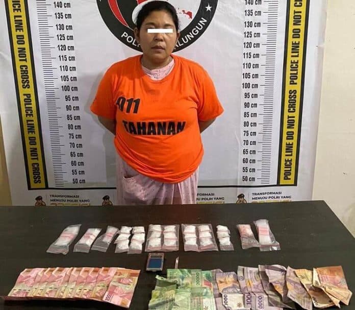 polres_simalungun_ciduk_bandar_narkoba_wanita_dari_silau_kahean