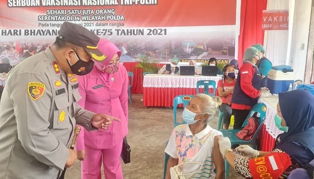 polres_simalungun_gelar_vaksinasi_massal_untuk_2657_warga