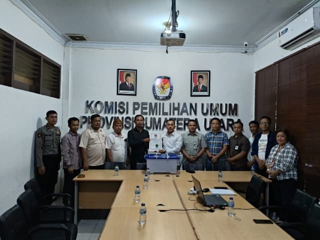 polres_simalungun_kawal_penyerahan_rekap_suara_pilgub_sumut_2024