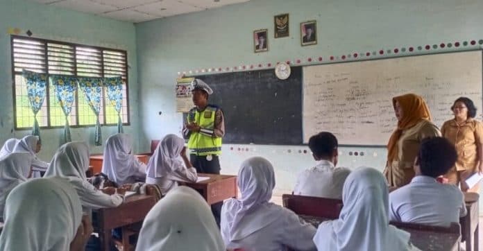 polres_simalungun_penyuluhan_kesadaran_berlalu_lintas_di_smpn_1_tapian_dolok