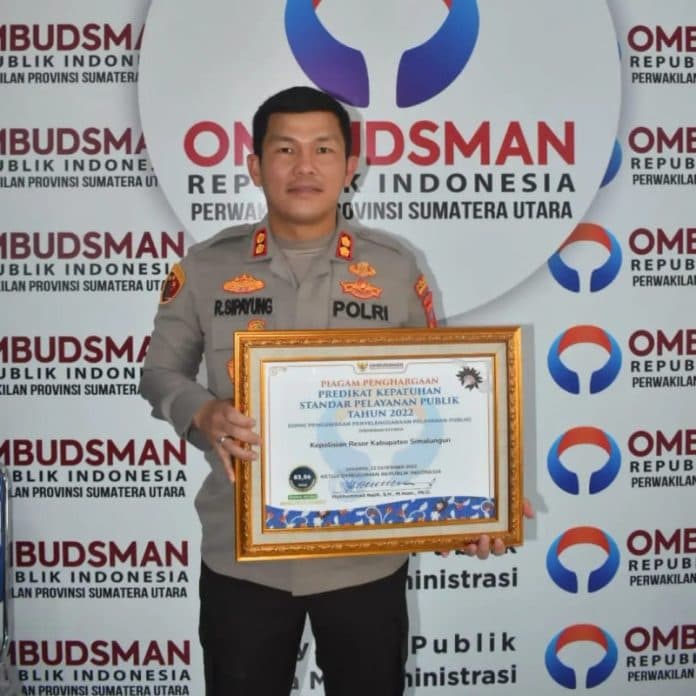 polres_simalungun_raih_predikat_zona_hijau_kategori_pelayanan_publik