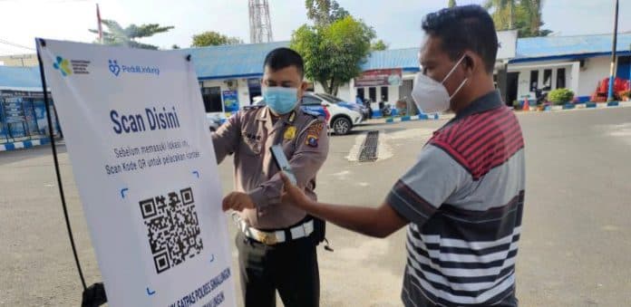 polres_simalungun_terapkan_scan_barcode_pedulilindungi_di_aspol