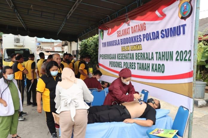 polres_tanah_karo_periksa_kesehatan_personil_secara_berkala