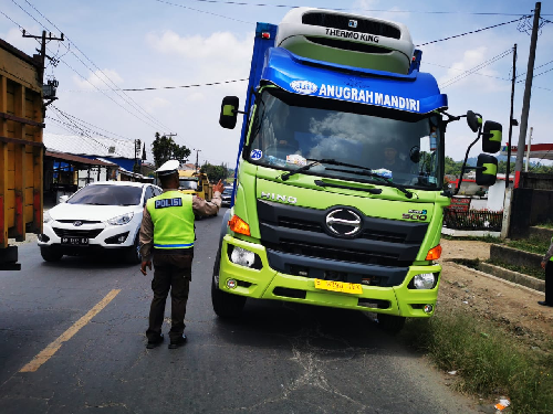 polres_tanah_karo_sosialisasikan_pembatasan_operasional_angkutan_barang_saat_lebaran