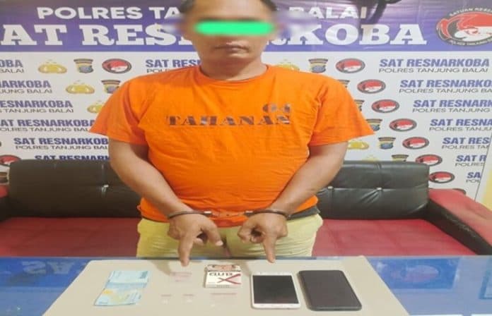 polres_tanjung_balai_ciduk_pengedar_sabu_berkat_pesan_wa_warga