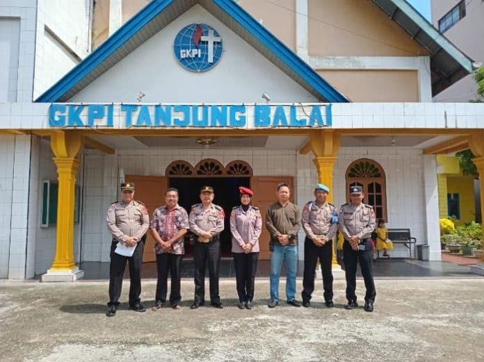 polres_tanjung_balai_ciptakan_rasa_nyaman_dan_aman_saat_ibadah_minggu_dan_perayaan_paskah