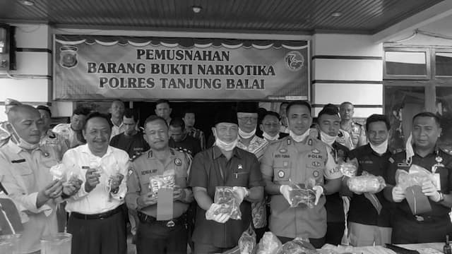polres_tanjung_balai_musnakan_barang_bukti_18_kilo_narkoba_jenis_sabu_sabu