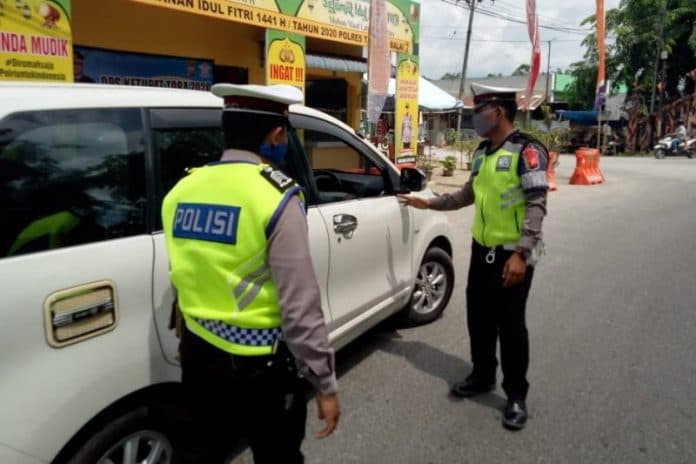 polres_tanjung_balai_periksa_ketat_kendaraan_pemudik