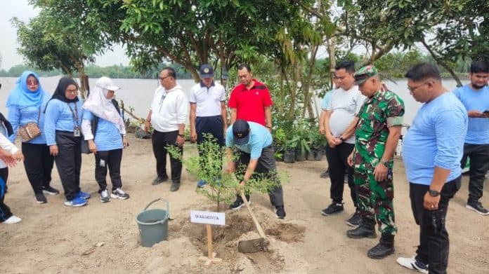 polres_tanjung_balai_ramaikan_senam_sehat_hari_peduli_sampah_nasional_2024