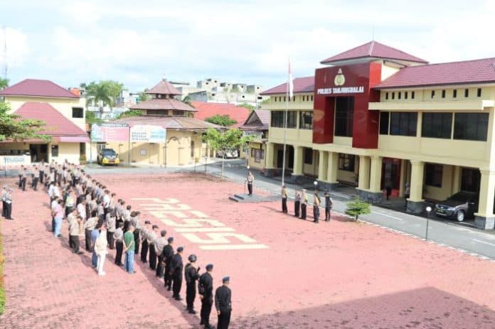 polres_tanjung_balai_siagakan_99_personel_perayaan_natal_di_10_gereja