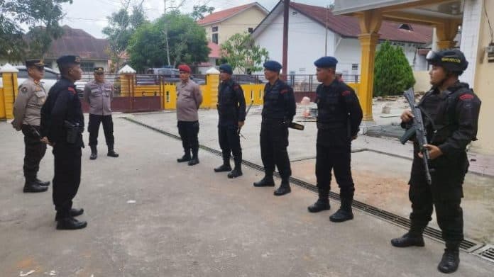polres_tanjung_balai_sterilisasi_gereja_untuk_keamanan_malam_tahun_baru_2025