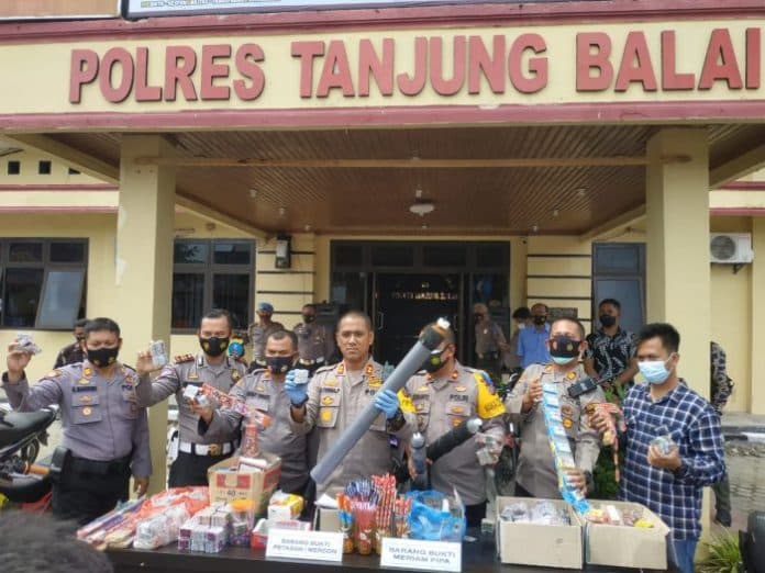 polres_tanjungbalai_amankan_73_sepedamotor_3_pasangan_mesum_dan_ratusan_petasan