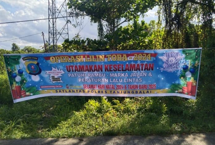 polres_tanjungbalai_gencarkan_sosialisasi_ops_lilin_toba_2024_lewat_spanduk