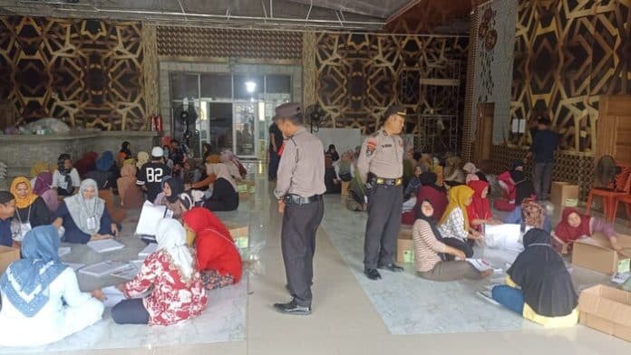 polres_tanjungbalai_pantau_pelipatan_surat_suara_pemilu_2024