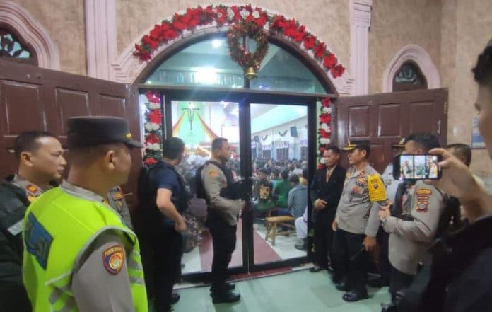 polres_tanjungbalai_sterilisasi_gereja_untuk_keamanan_natal_dan_tahun_baru