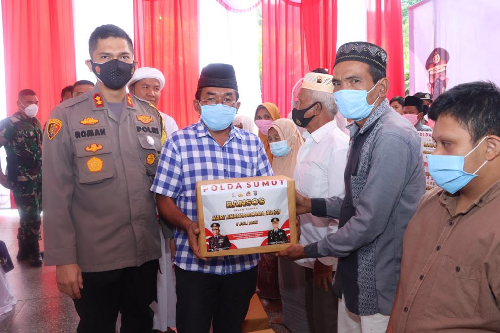 polres_tapsel_bagikan_1500_paket_sembako_ke_masyarakat