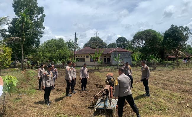 polres_tapteng_olah_lahan_kosong_jadi_produktif_untuk_ketahanan_pangan
