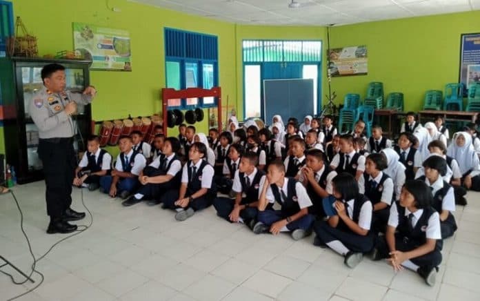 polres_tapteng_sosialisasi_bahaya_narkoba_di_smpn_2_pandan_ini_materi_narasumber