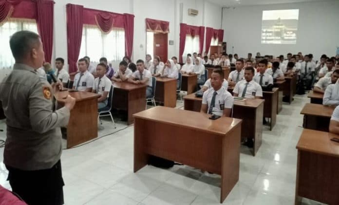 polres_tapteng_sosialisasi_penerimaan_anggota_polri_ke_sejumlah_sekolah