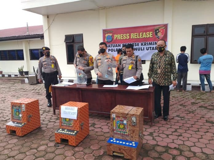 polres_taput_amankan_3_mesin_judi_dan_5_penjudi