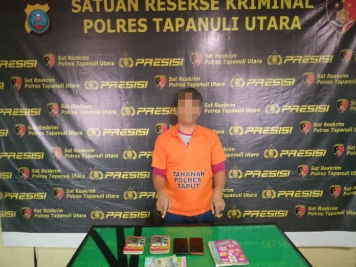 polres_taput_amankan_pelaku_togel_dari_sebuah_warung